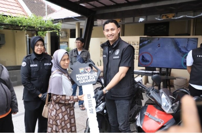Polres Kediri Kota Kembalikan Sepeda Motor Curian Tanpa Biaya, Korban Berterima Kasih atas Kinerja Polri