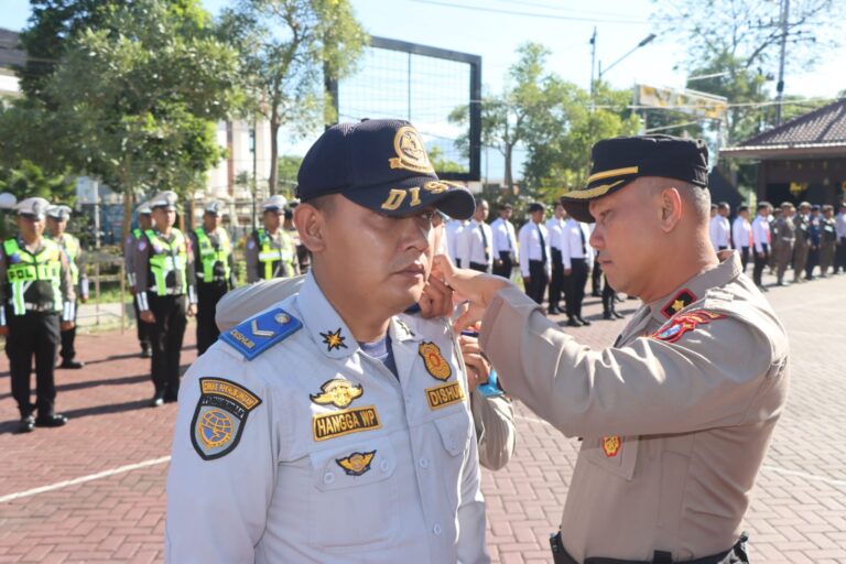 “Pita Operasi Keselamatan Semeru 2026 Disematkan oleh Wakapolres Trenggalek”