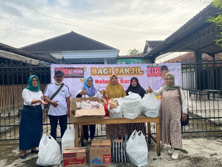 Relawan Barata Bagikan 425 Paket Takjil untuk Masyarakat di Bulan Ramadhan