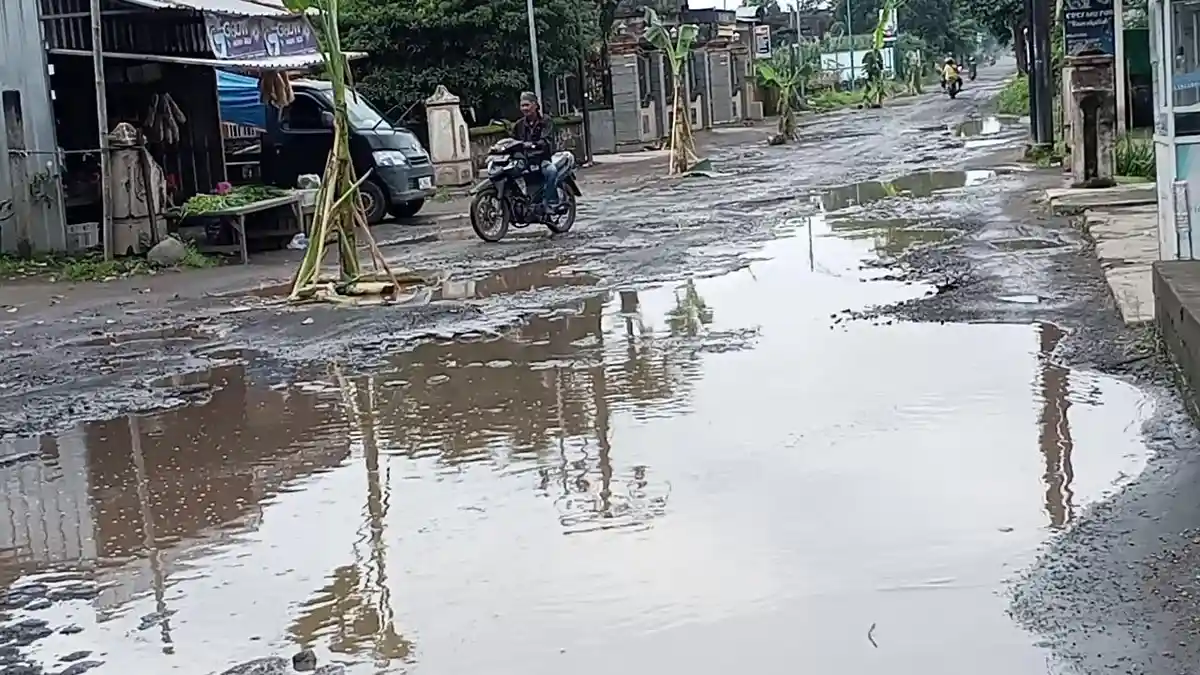 Dinas PUPR Tulungagung Percepat Perbaikan Empat Ruas Jalan Rusak, Salah Satunya Dikenal Lewat Aksi Tanam Pohon Pisang