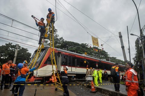Kecelakaan Truk Trailer Gandeng dan Kereta Api di Perlintasan Sebidang Poris Tangerang, Tidak Ada Korban Jiwa