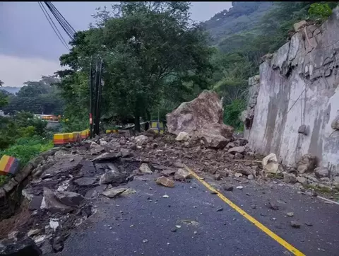Longsor Tebing Tutup Jalan Utama Trenggalek-Ponorogo, Kendaraan Terhenti
