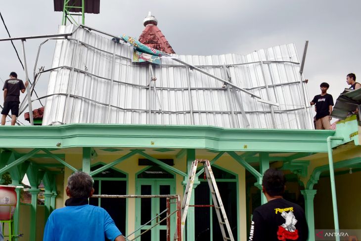 Warga Gotong Royong Perbaiki Puluhan Bangunan Rusak Diterjang Angin di Blitar