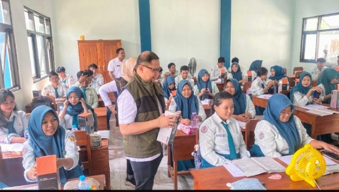 Kadisdik Jatim Ajak Siswa SMAN 1 Boyolangu Kurangi Sampah Plastik Lewat Pembagian Tumbler