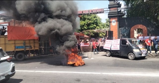 Massa Kepung Pemkab Kediri, Desak Bupati Dhito Tepati Janji Soal Kasus Suap Perangkat Desa