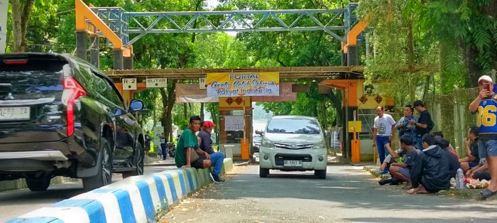 Warga Buka Paksa Portal Bendungan Lahor, Tolak Retribusi Tanpa Dasar Jelas