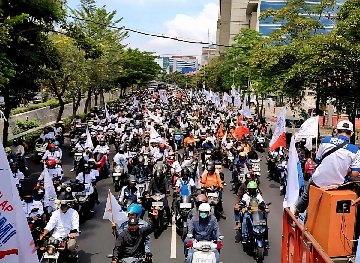 Demo Ribuan Buruh di Surabaya, Lalu Lintas Langsung Tersendat!