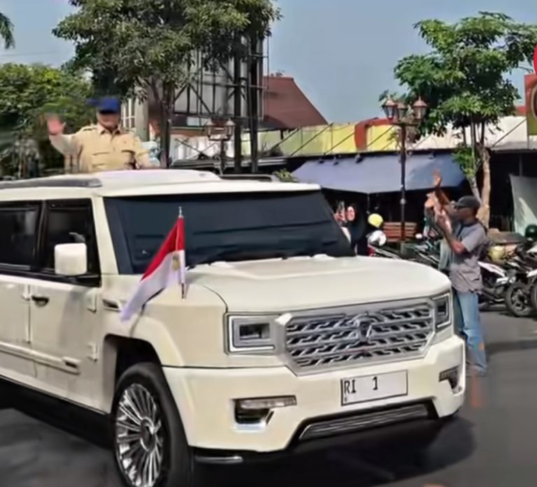 Ribuan Masyarakat Padati Jalan Sambut Kedatangan Presiden Prabowo di Nganjuk