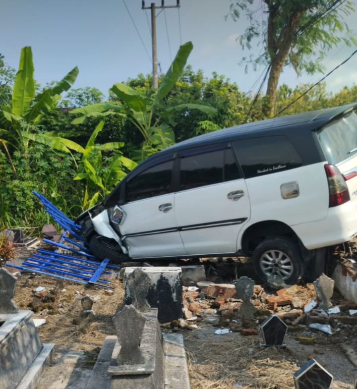 Mobil Nyelonong ke Area Makam di Tulungagung, Diduga Sopir Alami Micro-sleep