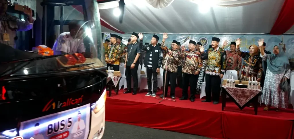 Bupati Rijanto Lepas Ratusan Jamaah Haji Kabupaten Blitar, Doakan Perjalanan Lancar hingga Jadi Haji Mabrur