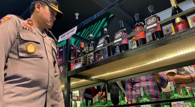 Razia Toko Miras di Tulungagung, Petugas Gabungan Periksa Legalitas Penjualan