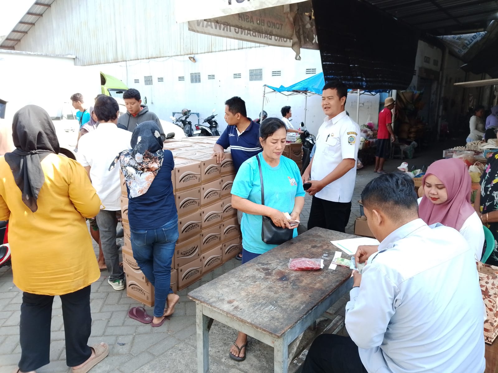 Disperindag Tulungagung dan Bulog Cabang Tulungagung Salurkan Minyakita ke Empat Pasar Pantauan SP2KP