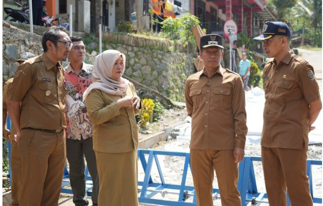 Dinas PUPR Dampingi Plt Bupati Ahmad Baharudin Tinjau Perbaikan Jalan Lingkar Waduk Wonorejo