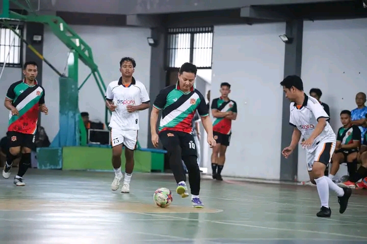 Turnamen Futsal Dispora Cup I Resmi Digelar, Bupati Arifin Ajak ASN Jaga Kebugaran dan Tingkatkan Semangat Pelayanan
