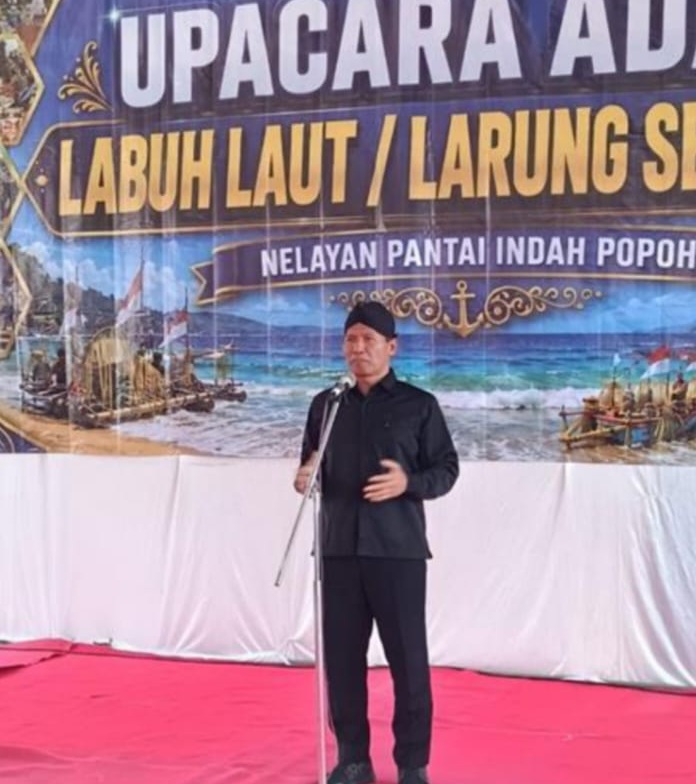 Plt. Bupati Tulungagung Hadiri Tradisi Labuh Laut Larung Sembonyo di Pantai Popoh