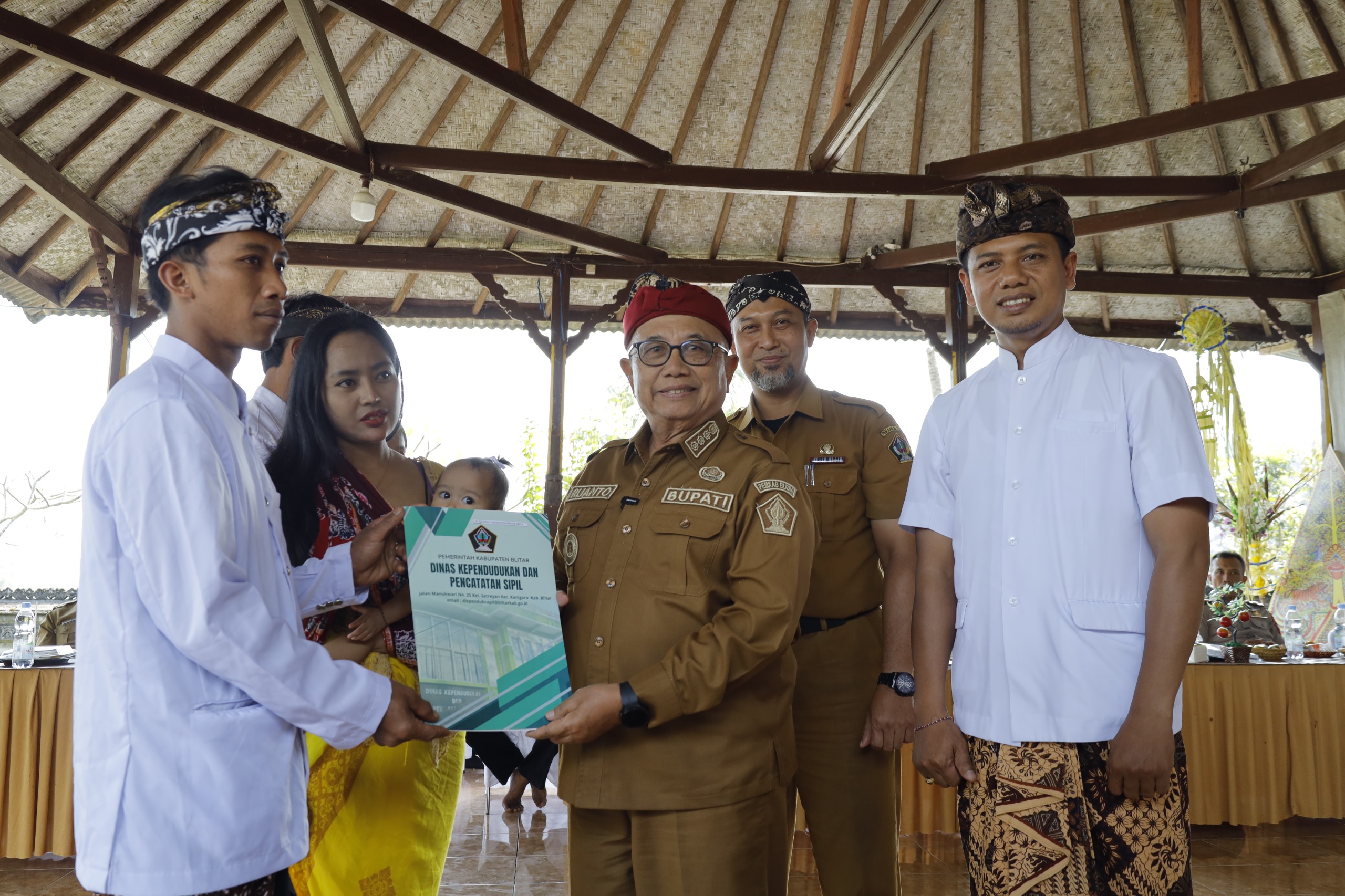 Dispendukcapil Kabupaten Blitar Serahkan 53 Akta Perkawinan di Krisik