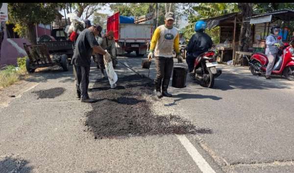 Tingkatkan Kualitas Infrastruktur, Dinas PUPR Tulungagung Lakukan Pemeliharaan Rutin Ruas Jalan Campurdarat–Sodo