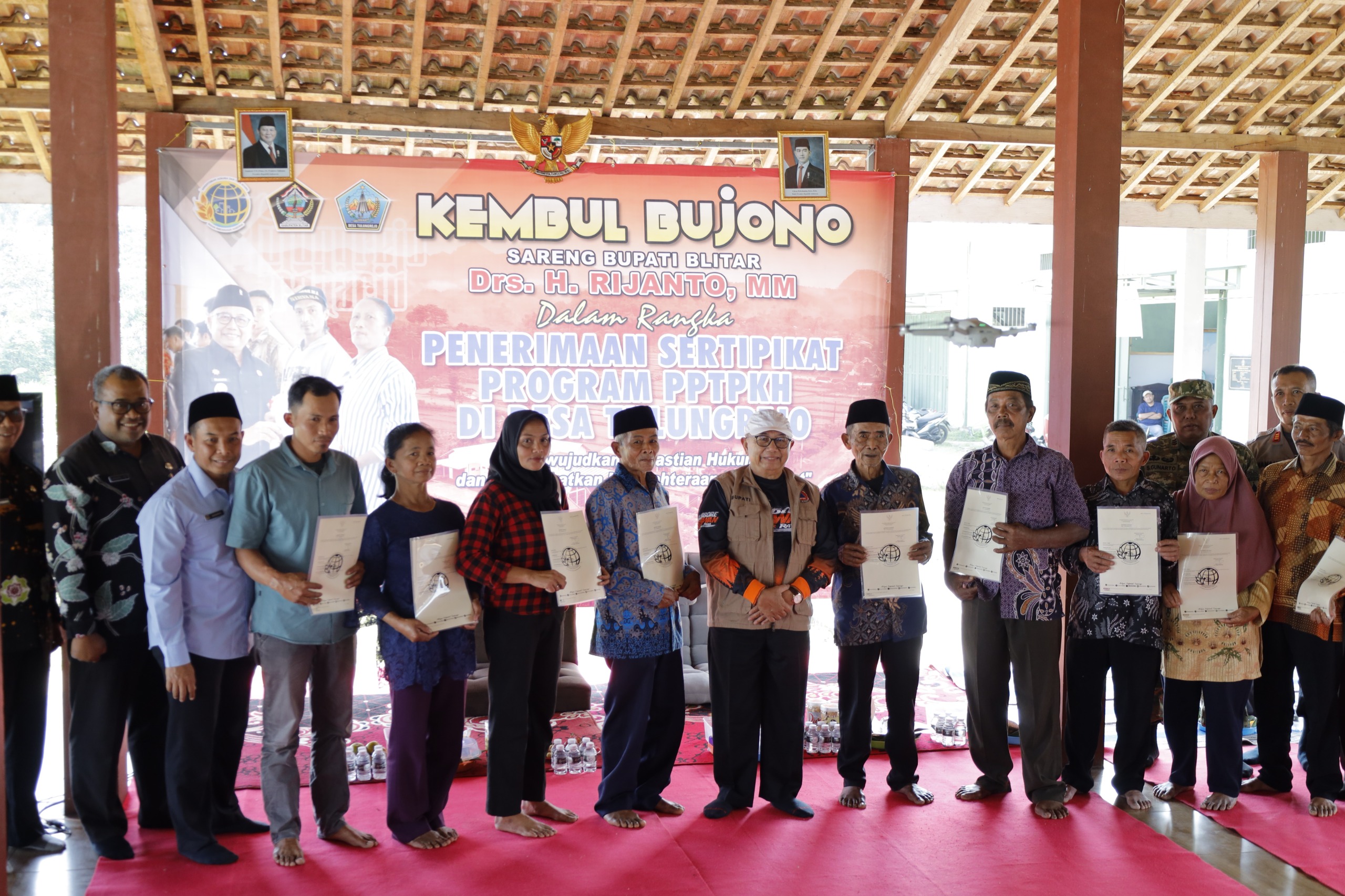 Bupati Blitar Serahkan Sertipikat PPTPKH kepada Warga Desa Tulungrejo, Dorong Pemanfaatan Lahan Secara Produktif